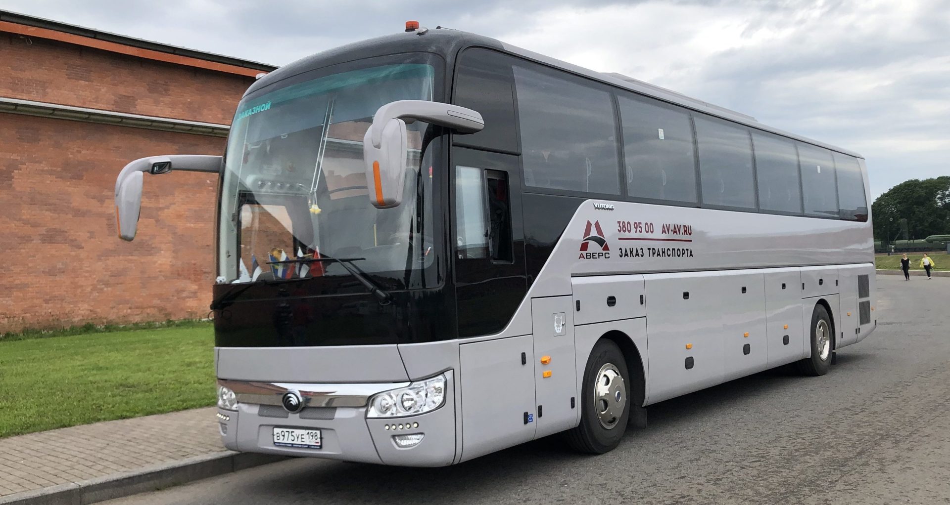 Автобус Youtung на 52 места с водителем